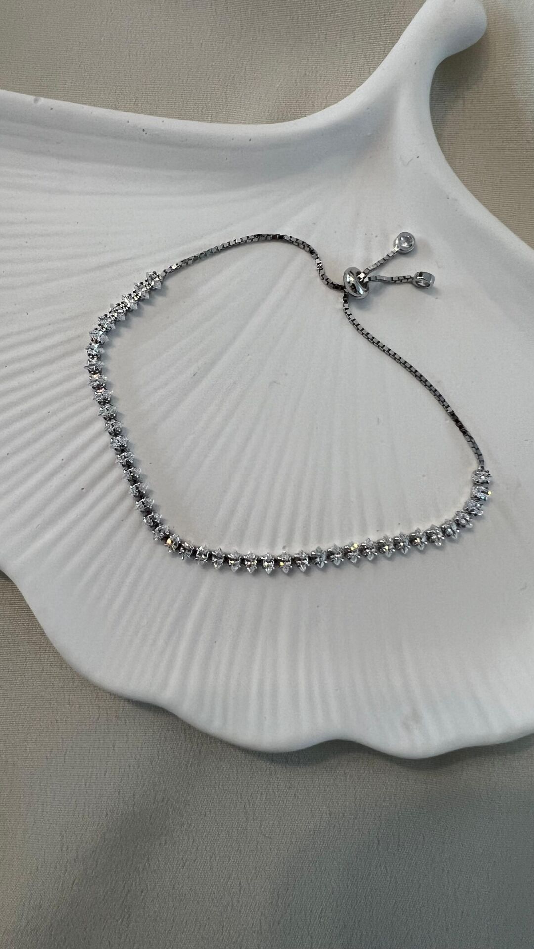 Asansörlü Markiz Kesim Beyaz Taş bileklik